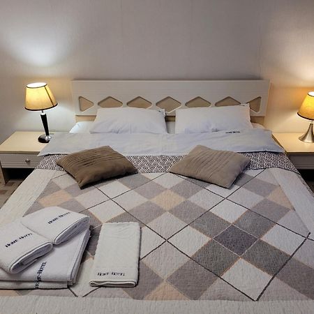 Home Hotel Apartments On Khreshchatyk Area Kiev Extérieur photo